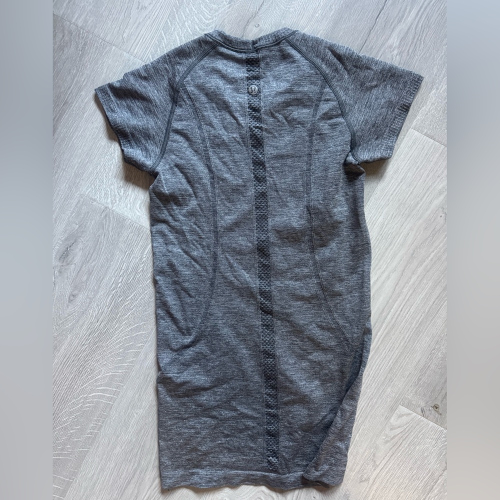 Lulu Sparkle Gray Short Sleeve Athletic Shirt
